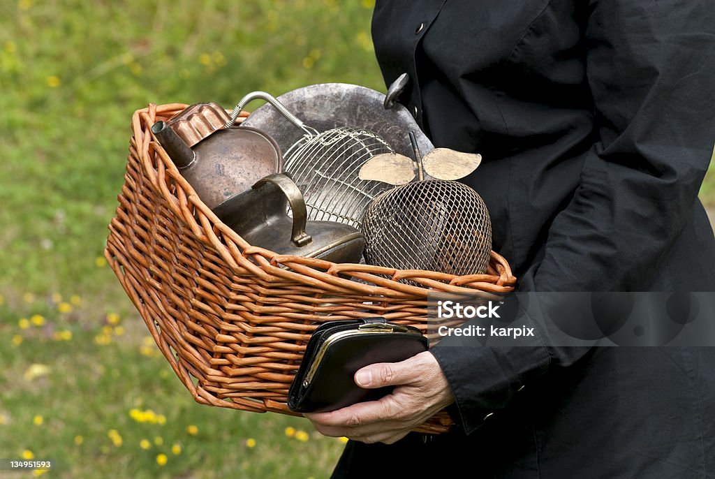 Old tesoros en un flea market - Foto de stock de Anticuado libre de derechos