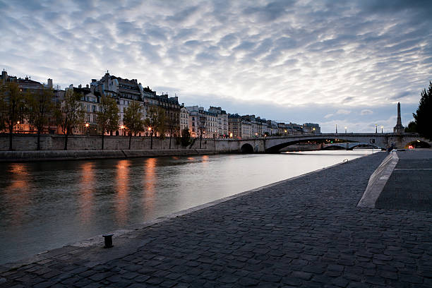 quai de la tournelle, париж - pont de la tournelle стоковые фото и изображения