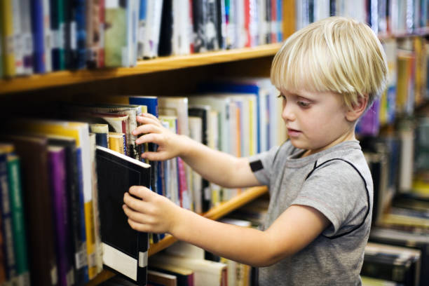 escolher um livro da biblioteca - picture book library preschool bookshelf - fotografias e filmes do acervo