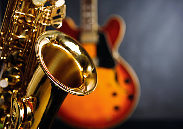 primer plano de saxofón con guitarra en fondo. jazz reglas! - light jazz fotografías e imágenes de stock