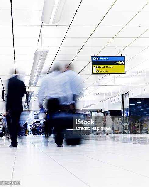 Photo libre de droit de Hommes Daffaires À Pied Au Hall Daffaires De Laéroport banque d'images et plus d'images libres de droit de Activité physique