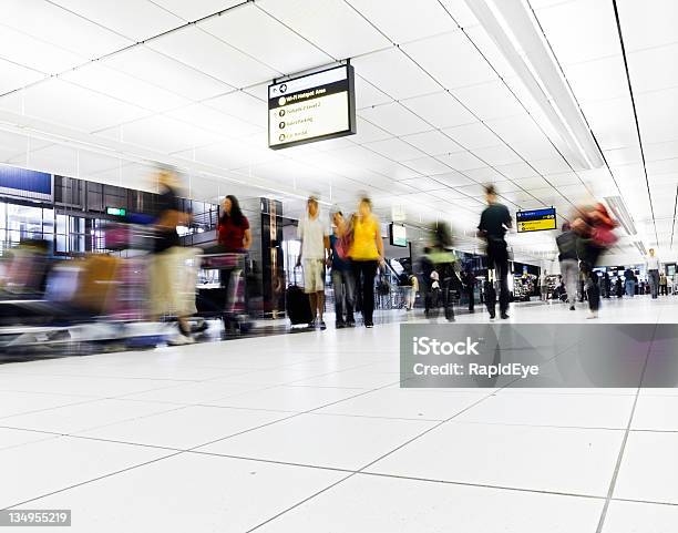 크라우드 산책 다가갔다 카메라 공항 중앙홀 공항에 대한 스톡 사진 및 기타 이미지 - 공항, 실내, 군중