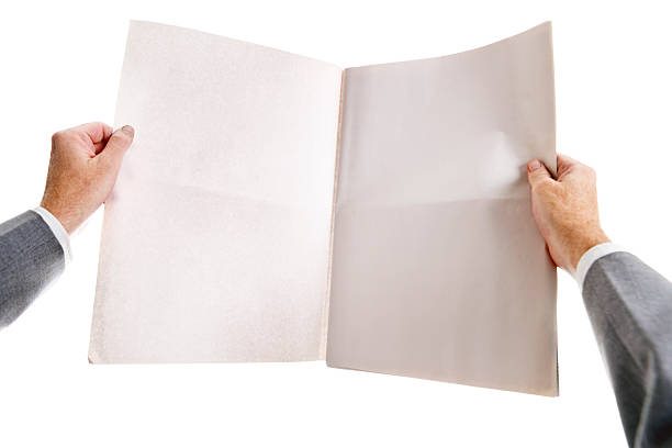 mani di un uomo clutch vuoto, aprire un quotidiano strettamente. - newspaper reading holding paper foto e immagini stock
