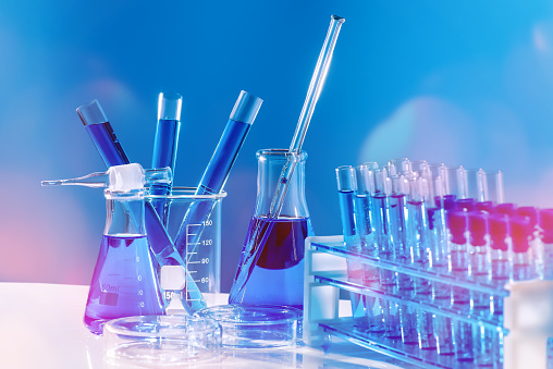 Colección de frascos médicos sobre fondo azul. Fondo de pancarta del laboratorio de química azul de frasco de vidrio de ciencia. Concepto de medicina. photo