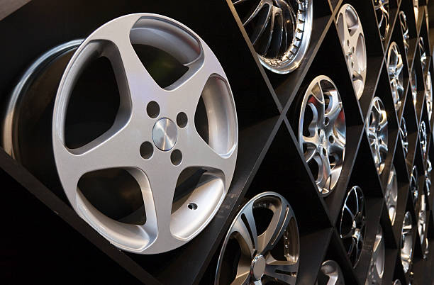 cerchione in lega - alloy wheel foto e immagini stock