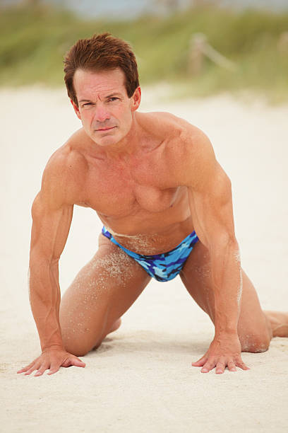 bodybuilder 砂浜ではう - 這う　男性 ストックフォトと画像
