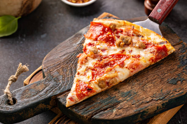 meat lover pizza with pepperoni, ham and sausage - 3144 imagens e fotografias de stock