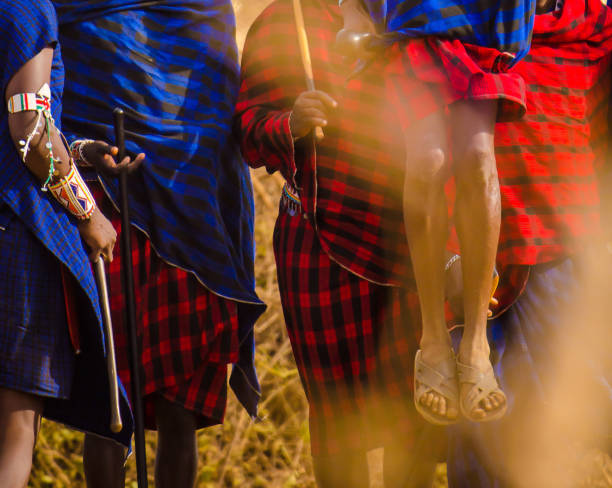 部族マサイは、マサイマラ国立公園、ケニアで踊る伝統的な儀式のジャンプを示しています - masai africa dancing african culture ストックフォトと画像