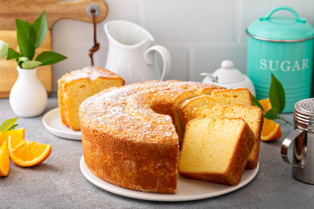 traditioneller vanille-pfund-kuchen mit orangenextrakt, bundt-kuchen - gebäck stock-fotos und bilder