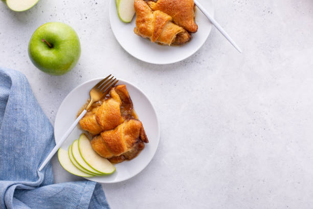 apple dumplings baked in a dish, overhead shot - 3109 imagens e fotografias de stock