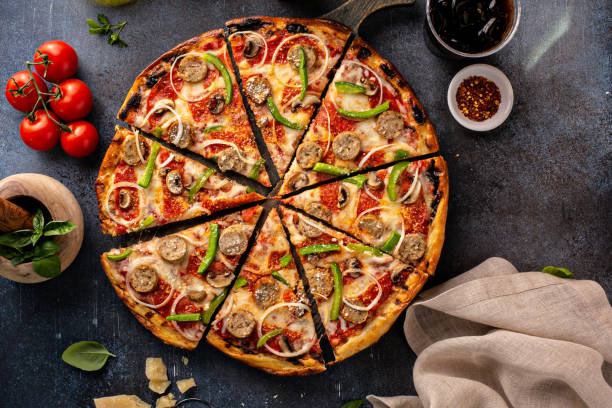 pizza de salchichas y verduras sobre fondo oscuro - pizza fotografías e imágenes de stock