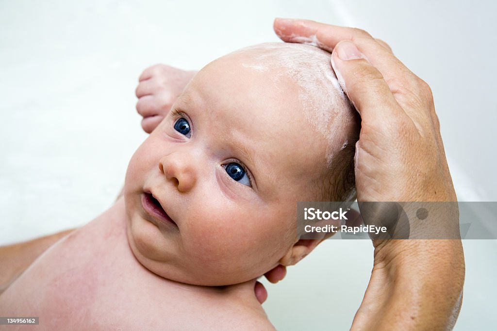 Мыть ребенок's волосы - Стоковые фото Младенец роялти-фри