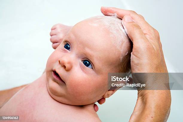 Мыть Ребенокs Волосы — стоковые фотографии и другие картинки Младенец - Младенец, Шампунь, Ванна