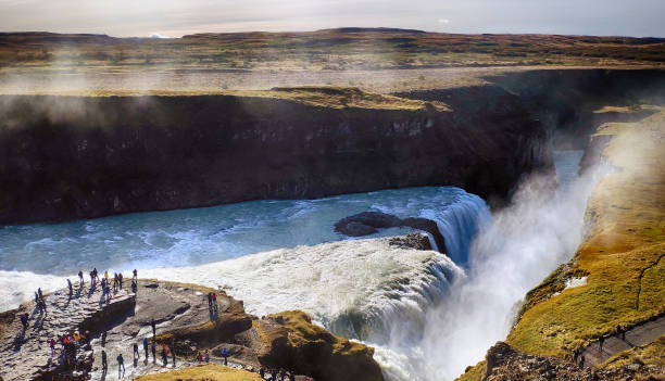 bela luz solar da cachoeira gullfoss no cânion do rio hvita na islândia - gullfoss falls - fotografias e filmes do acervo