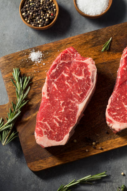 surowy czerwony organiczny stek new york strip - strip steak zdjęcia i obrazy z banku zdjęć