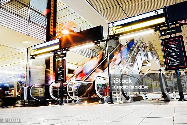 공항 에스컬레이터 걷기에 대한 스톡 사진 및 기타 이미지 - 걷기, 공항, 관광객