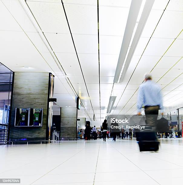 Vista De Ângulo Baixo De Aeroporto Ponto De Passagem - Fotografias de stock e mais imagens de Aeroporto