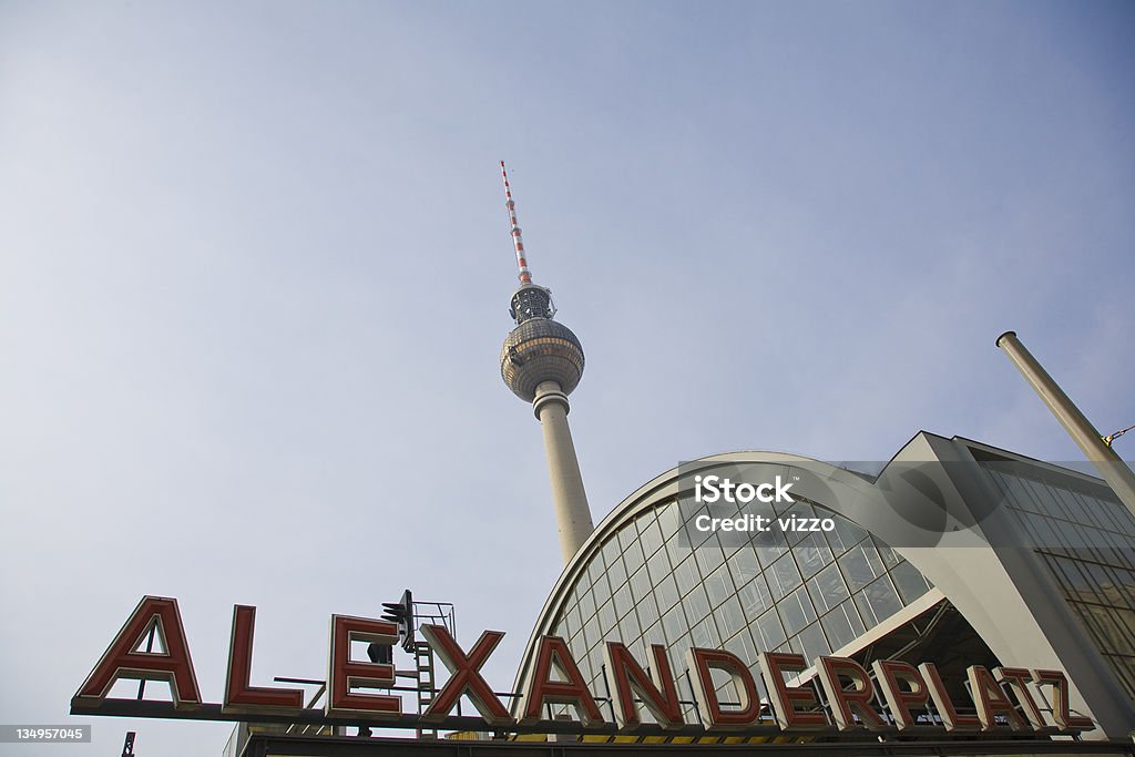 Estação Alexanderplatz com as letras de Neon - Foto de stock de Alexanderplatz royalty-free