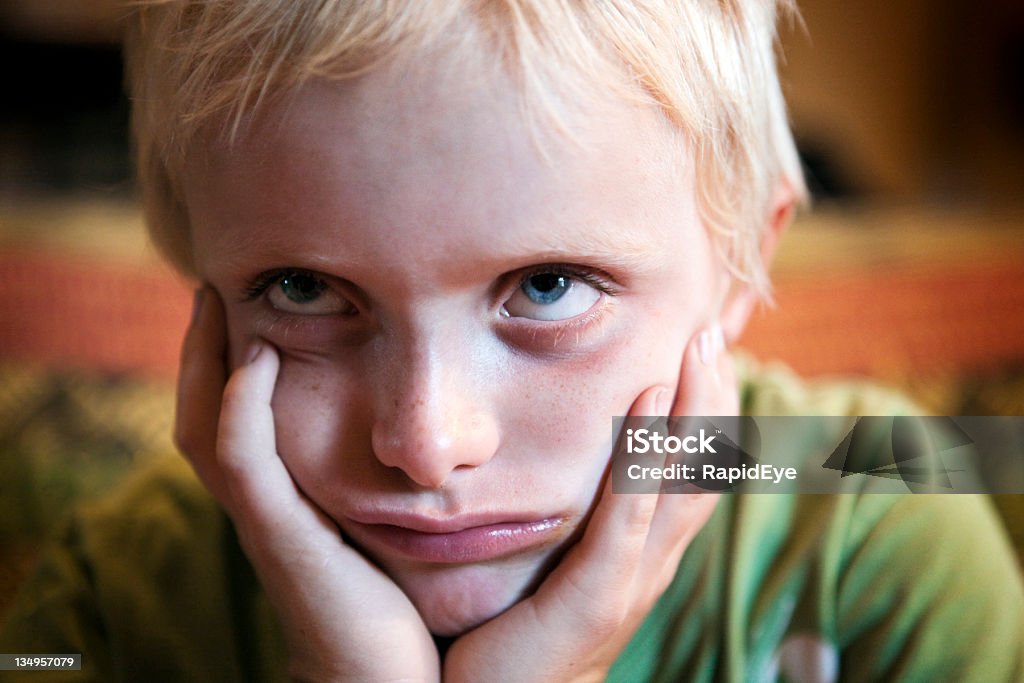 Glum 7 歳の少年 - ぎょろ目のロイヤリティフリーストックフォト