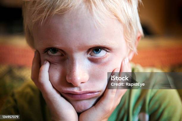 Glum 7 歳の少年 - ぎょろ目のストックフォトや画像を多数ご用意 - ぎょろ目, 子供, 注意欠陥過活動性障害