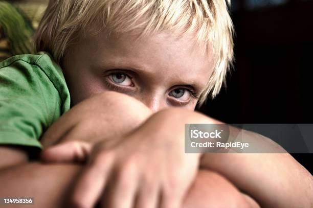 Foto de Menino Cowers Longe Da Câmera e mais fotos de stock de Criança - Criança, Meninos, Transtorno do déficit de atenção com hiperatividade