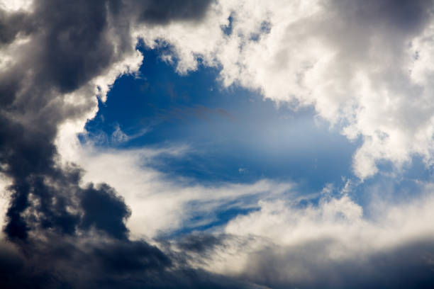 orificio en las nubes - glade fotografías e imágenes de stock