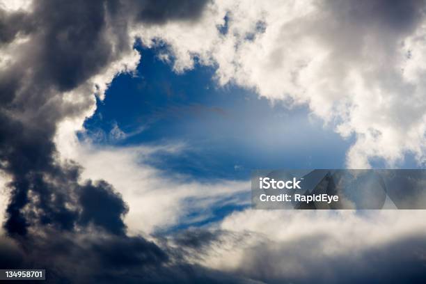 Orificio En Las Nubes Foto de stock y más banco de imágenes de Claro - Bosque - Claro - Bosque, Nube, Paisaje con nubes