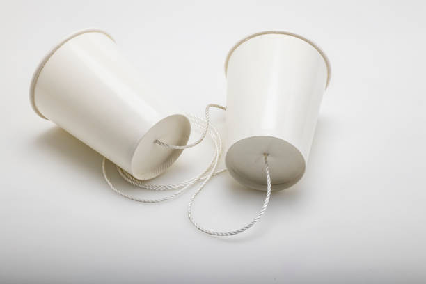 teléfono para niños hecho de vasos de papel, experimentos infantiles sobre comunicación - cup dice leisure games nobody fotografías e imágenes de stock