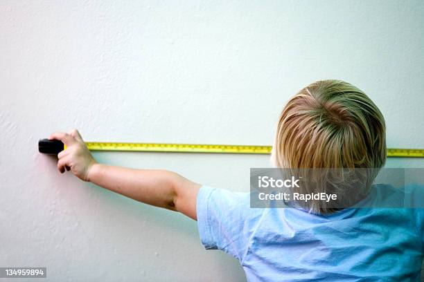 Photo libre de droit de Mesurer banque d'images et plus d'images libres de droit de Enfant - Enfant, Mètre à ruban, Instrument de mesure