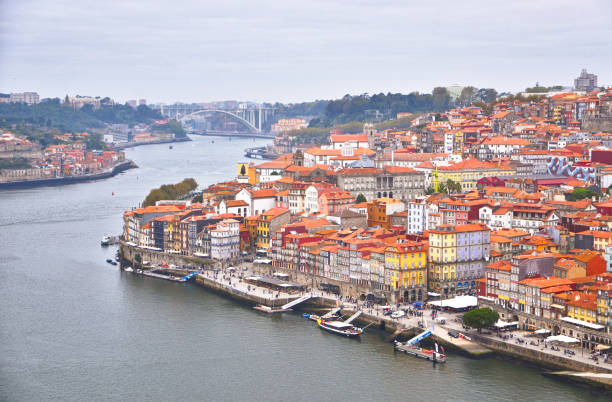 vue aérienne de la ville de porto avec le fleuve douro, portugal - chapel hill photos et images de collection