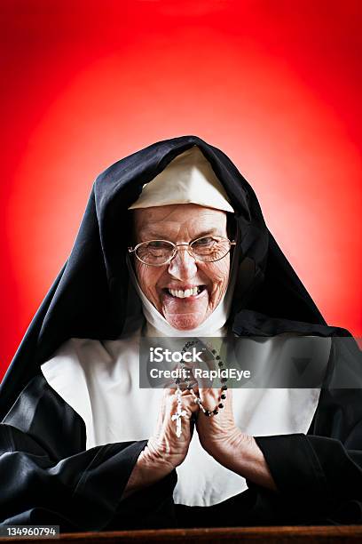 Suora Felice Sorriso Mentre Ganci La Collana Rosario - Fotografie stock e altre immagini di Suora