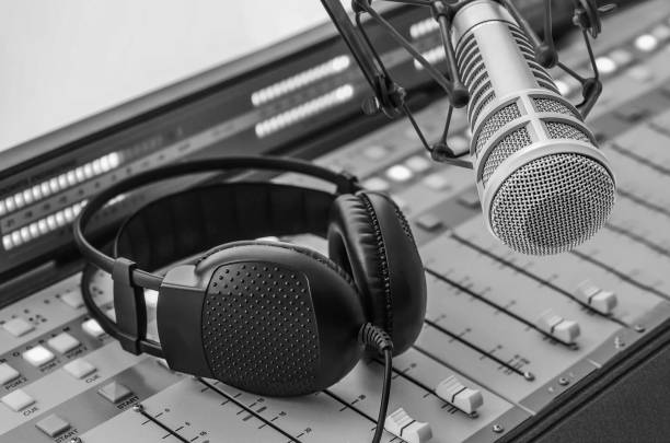 professionelles mikrofon und soundmixer - microphone mid air recording studio radio station stock-fotos und bilder