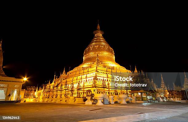 Il Golden Pagoda Di Shwezigon Di Bagan Myanmar - Fotografie stock e altre immagini di Ambientazione esterna - Ambientazione esterna, Asia, Bagan