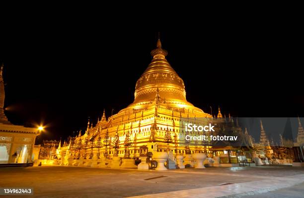 Foto de O Golden Pagode De Shwezigon Em Bagan Myanmar e mais fotos de stock de Bagan - Bagan, Budismo, Cultura do Leste da Ásia