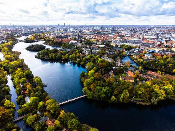 kopenhagener stadtbild: christianshavn - kopenhagen stock-fotos und bilder