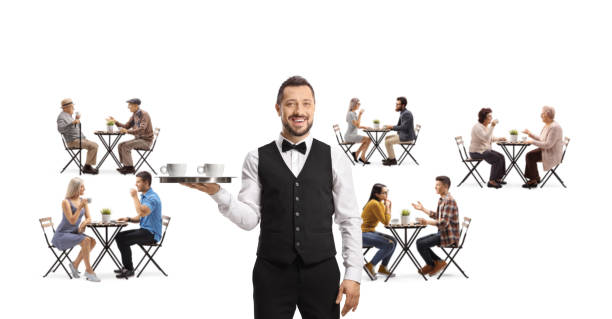 serveur avec des tasses de café sur un plateau dans un café avec des jeunes et des personnes âgées assis sur des tables - restaurant business person setting the table clothing photos et images de collection