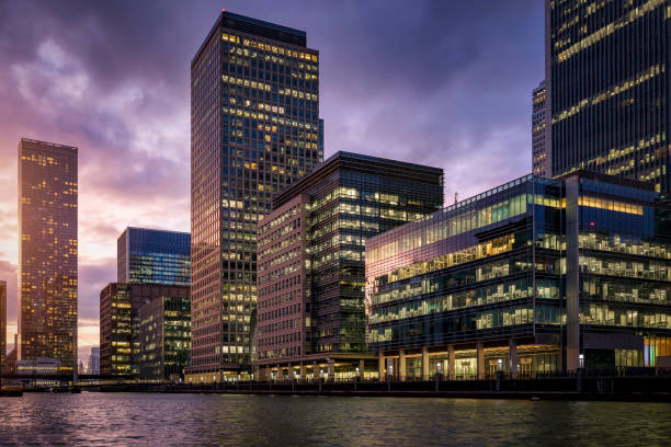 le quartier financier canary wharf à londres au coucher du soleil - london england skyline commercial dock tower hamlets photos et images de collection