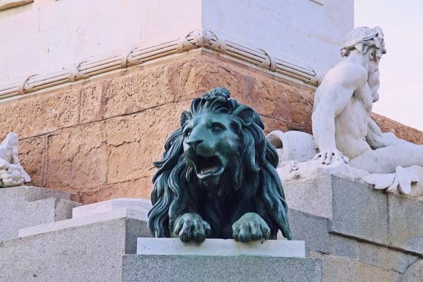 scultura di un leone nella fontana ai piedi del monumento al re felipe iv. - 7292 foto e immagini stock