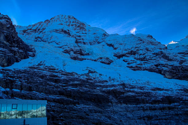 um registro pictórico único da nova via expressa v-bahn de grindelwald para eiger gletscher station na região de jungfrau do bernese oberland na suíça - jungfrau bahn - fotografias e filmes do acervo