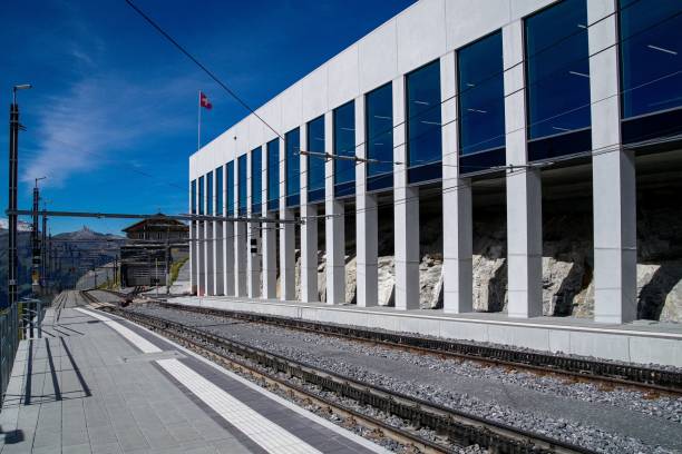 um registro pictórico único da nova via expressa v-bahn de grindelwald para eiger gletscher station na região de jungfrau do bernese oberland na suíça - jungfrau bahn - fotografias e filmes do acervo