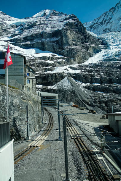 um registro pictórico único da nova via expressa v-bahn de grindelwald para eiger gletscher station na região de jungfrau do bernese oberland na suíça - jungfrau bahn - fotografias e filmes do acervo