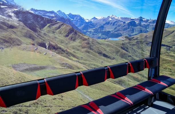 um registro pictórico único da nova via expressa v-bahn de grindelwald para eiger gletscher station na região de jungfrau do bernese oberland na suíça - jungfrau bahn - fotografias e filmes do acervo