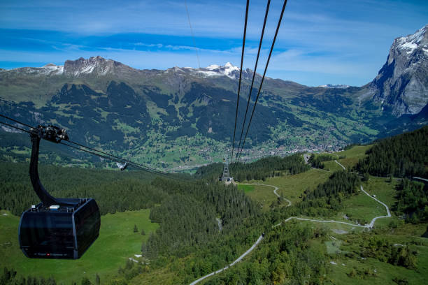 um registro pictórico único da nova via expressa v-bahn de grindelwald para eiger gletscher station na região de jungfrau do bernese oberland na suíça - jungfrau bahn - fotografias e filmes do acervo