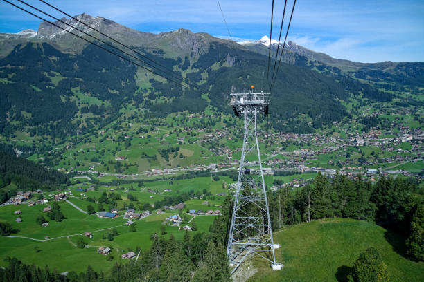 um registro pictórico único da nova via expressa v-bahn de grindelwald para eiger gletscher station na região de jungfrau do bernese oberland na suíça - jungfrau bahn - fotografias e filmes do acervo