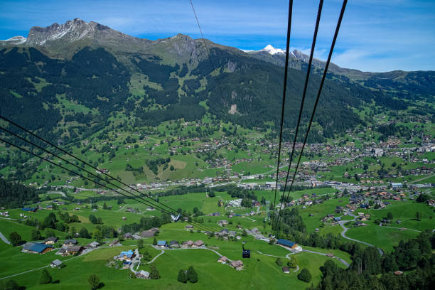 그린델발트에서 스위스 베르너 오버란트 의 융프라우 지역의 아이거 글릿처 역까지 새로운 v-bahn 익스프레스 케이블웨이의 독특한 그림 기록 - jungfrau bahn 뉴스 사진 이미지