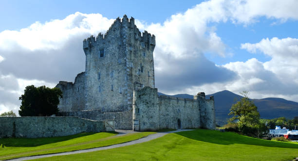ross castle, killarney, irlandia - lakes of killarney zdjęcia i obrazy z banku zdjęć