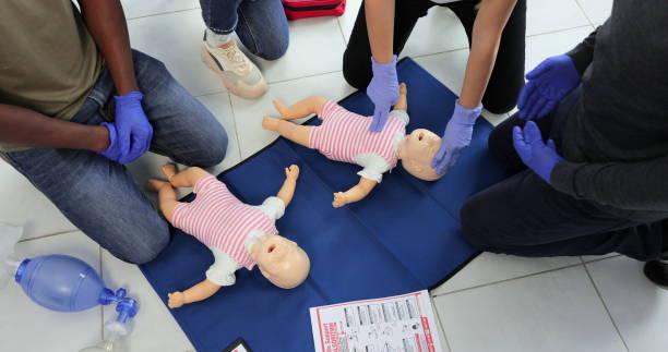 groupe de personnes cours de formation pour bébé en premiers soins en rcr. formation aux premiers soins factices en rcr pour bébé. - strangling photos et images de collection