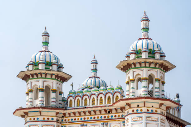 cúpulas coloridas do templo hindu janaki mandir - janaki mandir - fotografias e filmes do acervo