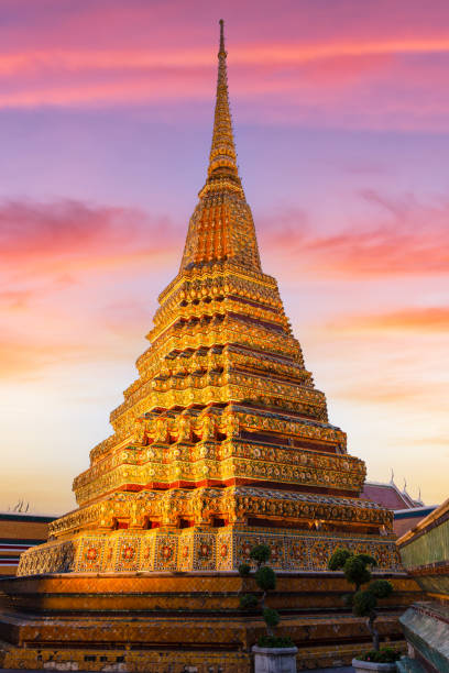 wat pho temple ou wat phra chetuphon au lever du soleil, bangkok, thaïlande - wat pho photos et images de collection