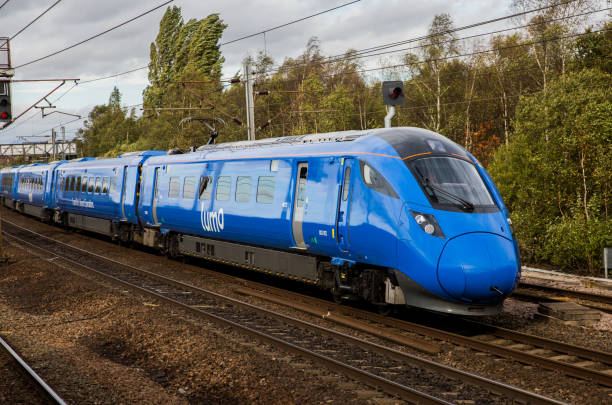 un nouveau train de voyageurs électrique lumo hitachi at 300 class 308 en livrée bleue - lumo photos et images de collection